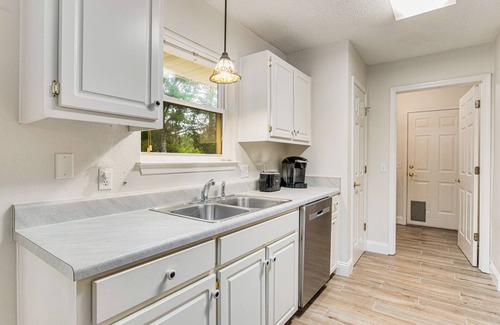 Pensacola House | Dog-Friendly stay with Fire Pit close to NAS and food trucks