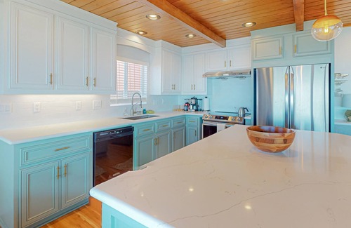 Crestline Cabin | Dog-friendly valley view retreat with a furnished deck, washer/dryer, & AC