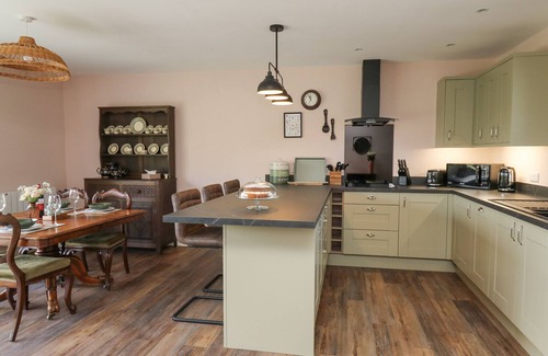 Llandrindod Wells Cottage | DOL BLODAU, pet friendly, luxury holiday cottage in Newbridge-On-Wye