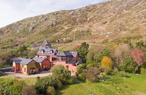 Clifden Ski Chalet | Dolphin Beach House - Close to the sea & town