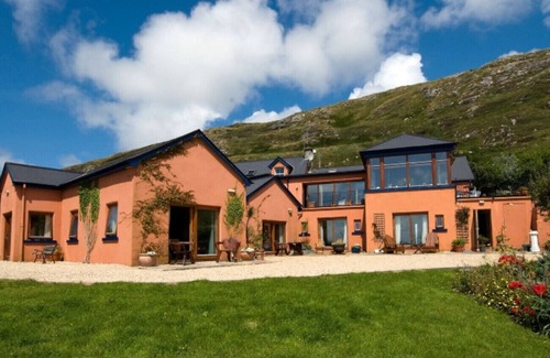 Clifden Ski Chalet | Dolphin Beach House - Close to the sea & town