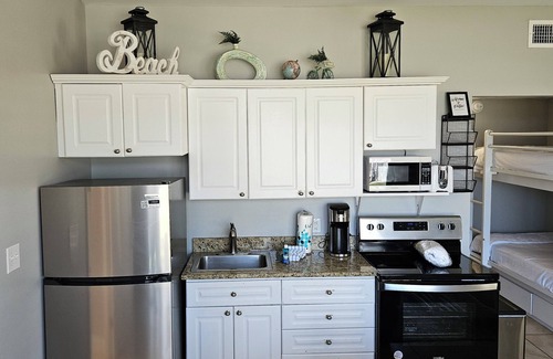 Clipper Cove Cottage | Dolphin Dreams! Whole House -1 min walk to beach!