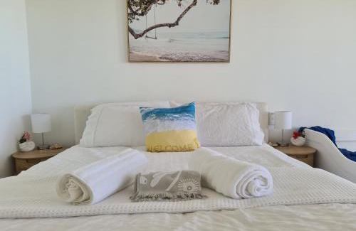 Dolphin Heads Apartment | Dolphin Heads - Resort Unit - Absolute Beachfront! - Whitsunday Getaway!