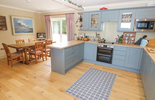 Newport Cottage | DOLWYLAN, pet friendly, with open fire in Newport, Pembrokeshire