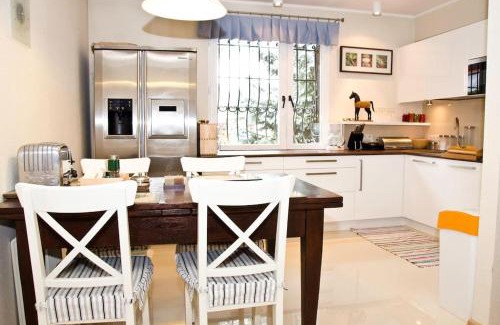 Jozefow House | DOM 4 POKOJE Z BASENEM BLISKO WARSZAWY