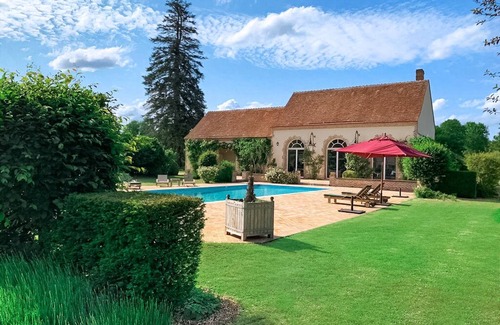 Villeherviers House | Domain in small town