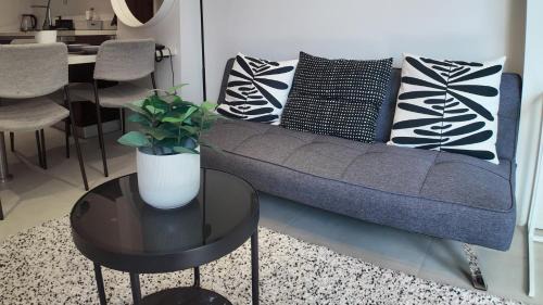 Maribago Apartment | Dominiks silent and quite Classic 1 Bedroom 47 sqm Tambuli Pool Balcony Beach Mactan up to 6 People