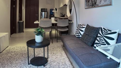 Maribago Apartment | Dominiks silent and quite Classic 1 Bedroom 47 sqm Tambuli Pool Balcony Beach Mactan up to 6 People