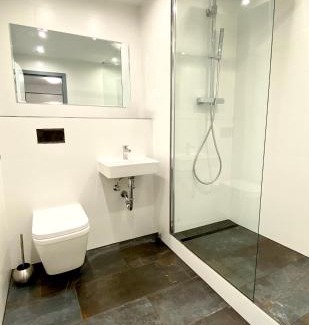 Neuehrenfeld Apartment | DOMspitzen-BLICK, cooles 2 Zimmer Apt mit Indoor-Swimmingpool auf dem Dach, Küche und Smart-TV