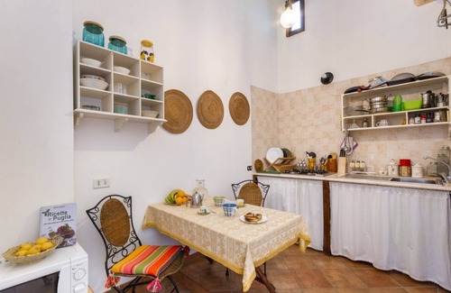 Squinzano Apartment | Domus Perrone with patio&garden! 10min from sea!