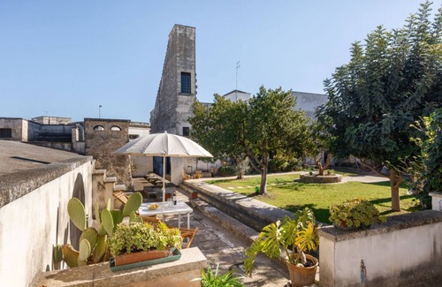 Squinzano Apartment | Domus Perrone with patio&garden! 10min from sea!