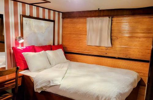 Vigo Boat Rental | Don Maximo Yacht Hotel