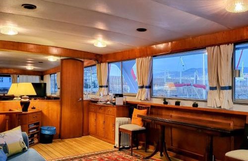 Vigo Boat Rental | Don Maximo Yacht Hotel