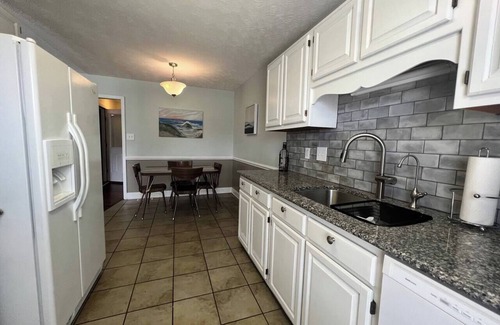 South View House | Doodlebug Cottage ~ Pool + Hot Tub Oasis + Close to I-95