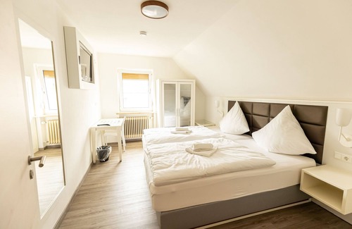 Hollfeld House | Doppelzimmer Standard - Zi. 2 + 4 - Gasthof Schrenker