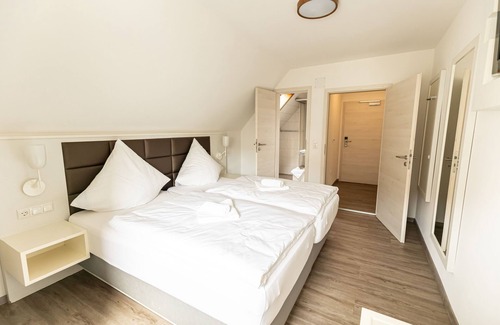 Hollfeld House | Doppelzimmer Standard - Zi. 2 + 4 - Gasthof Schrenker