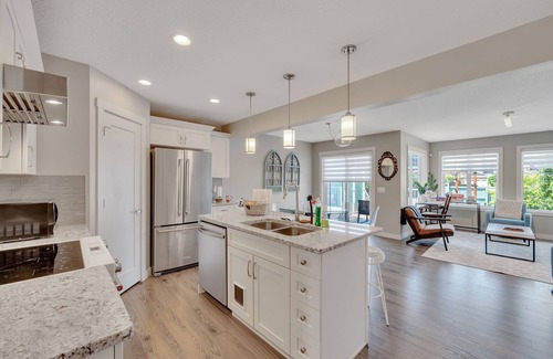 Southwest Edmonton House | Dora - Large Yard, 4 Bdrms w/Central AC & Gas BBQ