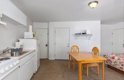 Lake City Apartment | Double Bed Suite with Full Kitchen