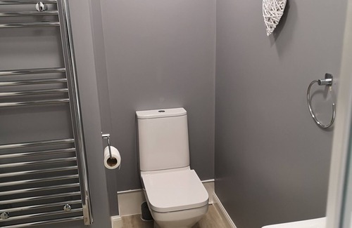 Kirkcaldy Apartment | Double Ensuite Room