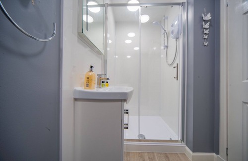 Kirkcaldy Apartment | Double Ensuite Room