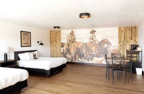 Panguitch Hotel | Double Queen Bedroom Western Themed Bryce Canyon