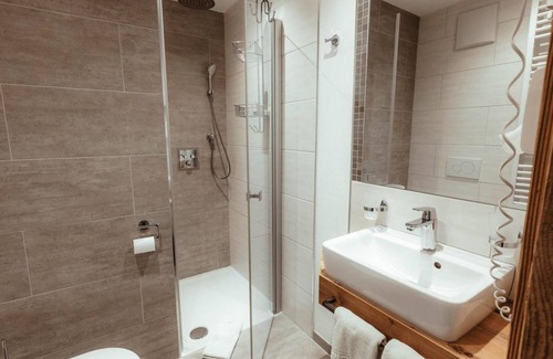 Dorfgastein Bed & Breakfast | Double room, bath, WC, as good as new - Walcher, Gasthof