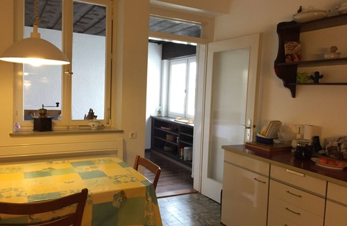 Weil am Rhein Apartment | Double room with flat screen TV and shared bathroom