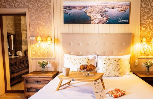 Zebbug House | Double Room with Pool View - Valletta