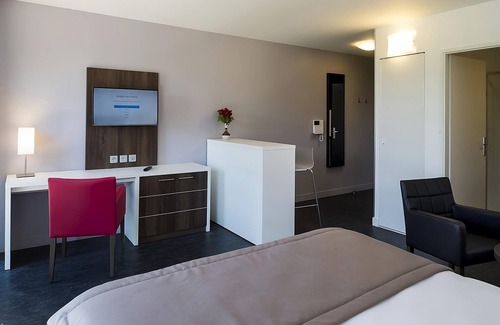 Dijon Hotel | Double Studio Supérieur Stay w/Parking & Lovely Views! Pets Welcome!