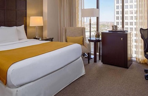 Greenway Plaza-Upper Kirby Hotel | DoubleTree by Hilton Hotel Houston - Greenway Plaza