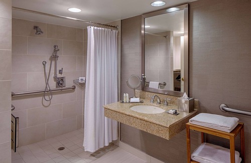 Greenway Plaza-Upper Kirby Hotel | DoubleTree by Hilton Hotel Houston - Greenway Plaza