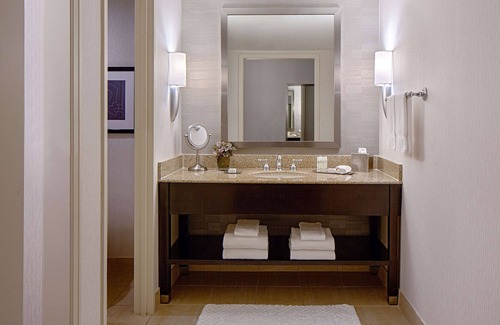 Greenway Plaza-Upper Kirby Hotel | DoubleTree by Hilton Hotel Houston - Greenway Plaza