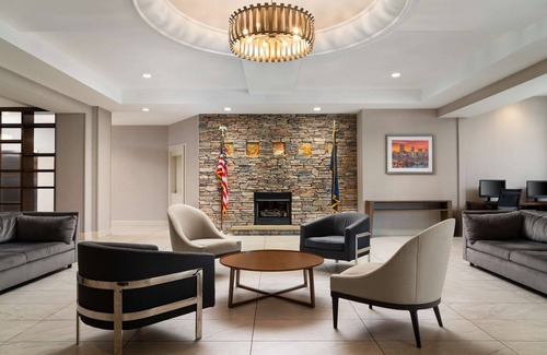 Moon Township Hotel | DoubleTree by Hilton Pittsburgh Airport