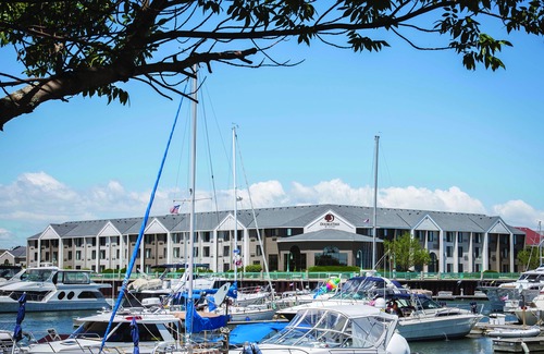 Racine Hotel | DoubleTree by Hilton Racine Harbourwalk