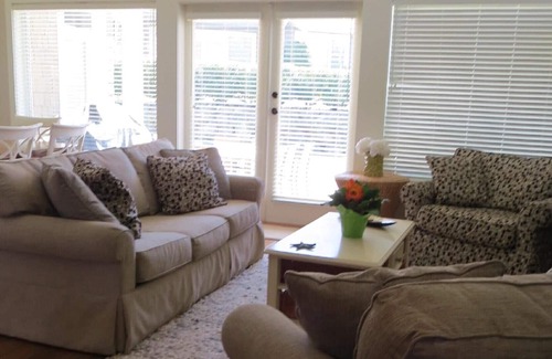 Regional District of Nanaimo House | Down By the Bay Beach House with Community Pool and Private Beach