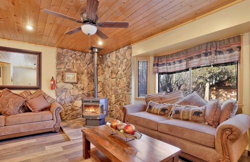 Big Bear Ski Chalet | Downey Family Retreat- Relaxing Chalet- Games