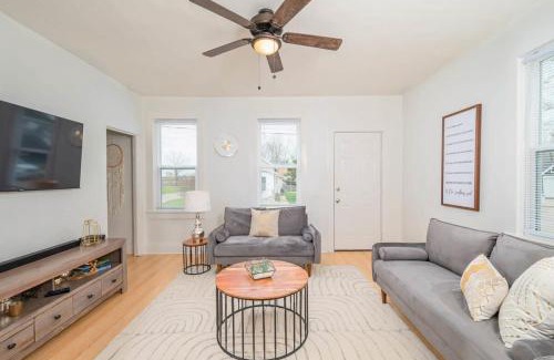 Oshkosh House | Downtown 2 Bedroom Home - Office