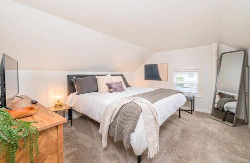 Oshkosh House | Downtown 2 Bedroom Home - Office