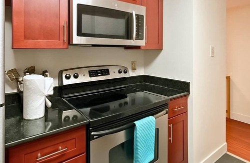Center City Apartment | Downtown 2BR/2BA by Love Park & Convention Center