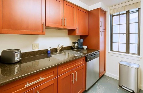Center City Apartment | Downtown 2BR/2BA by Love Park & Convention Center