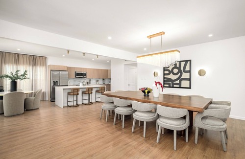 South Central Houston House | Downtown 7 min, 27 sleeps, Accessible, Gated 2 homes 4 parkings