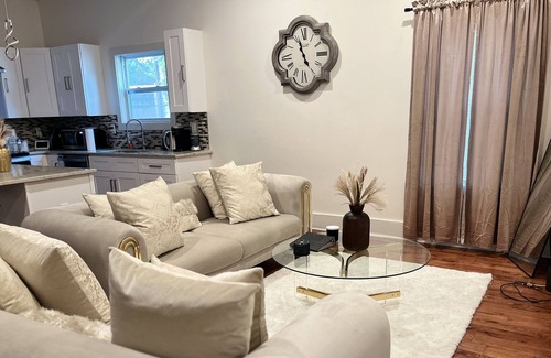 Washington Park House | Downtown Atlanta Near Mercedes Benz/4bedrooms/Parking