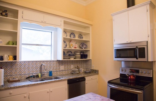 New Braunfels House | Downtown Beauty, walk to restaurants, bars and music. Shopping galore.