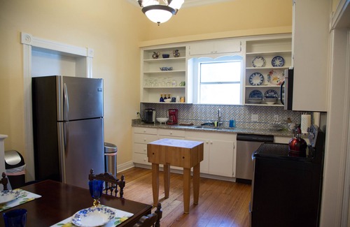 New Braunfels House | Downtown Beauty, walk to restaurants, bars and music. Shopping galore.