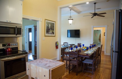 New Braunfels House | Downtown Beauty, walk to restaurants, bars and music. Shopping galore.