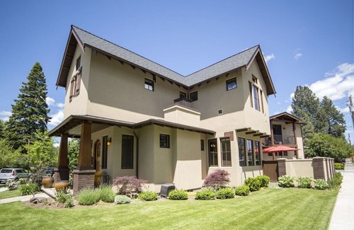 River Terrace House | Downtown Bend Oregon Vacation Rental Hot Tub Free Wifi Awbrey Courtyard with Awbrey Suite
