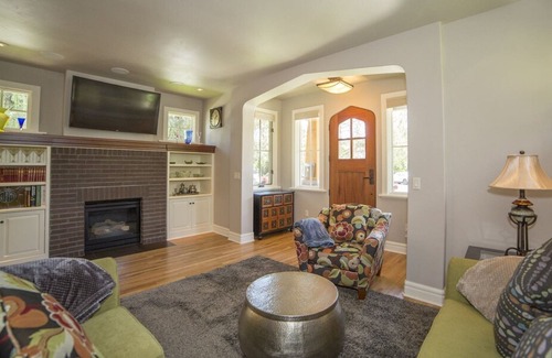 River Terrace House | Downtown Bend Oregon Vacation Rental Hot Tub Free Wifi Awbrey Courtyard with Awbrey Suite