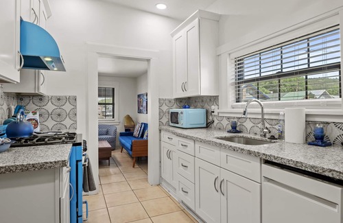 Williams House | Downtown Blue Bungalow w/Fully Fenced Yard, AC, W/D, 3 Smart TVs, Den, Fast WiFi