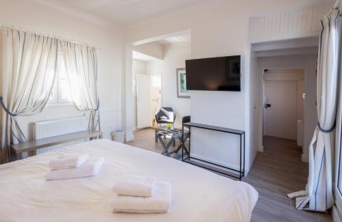 Plaka Apartment | Downtown Cocoon with Roof Deck