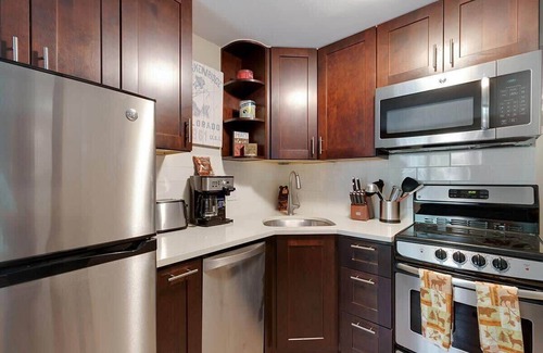 Historic District Condo | Downtown Condo-Walk Everywhere | Dog-Friendly